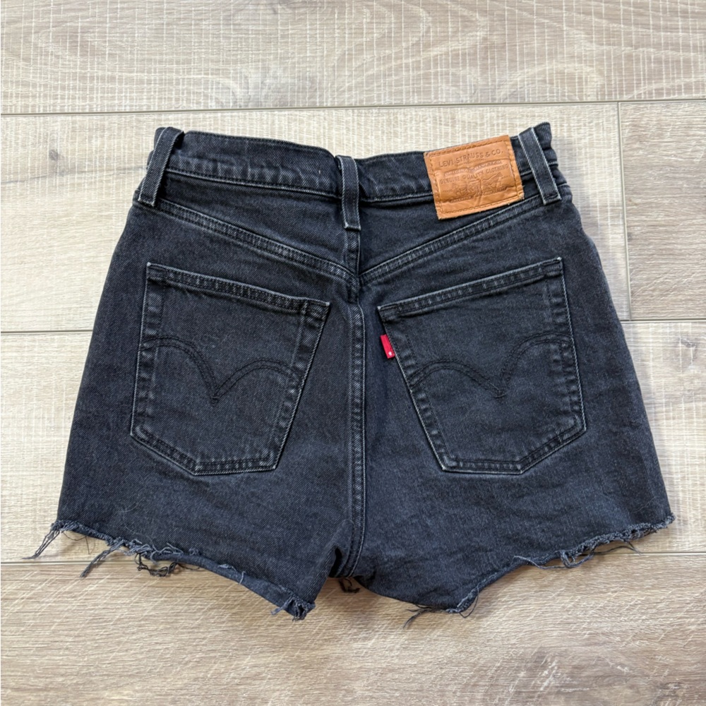 Levi’s Ribcage Black High-Waisted Jean Shorts - Picture 6 of 6
